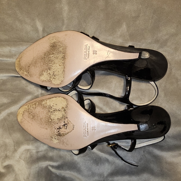 Elegant Black and White Strappy PRADA Sandals - Picture 5 of 5